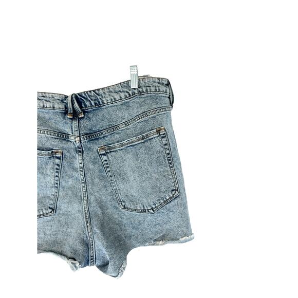 Good American Light Wash Distressed Raw Hem High Waisted Denim Shorts Size 18 - Picture 5 of 10